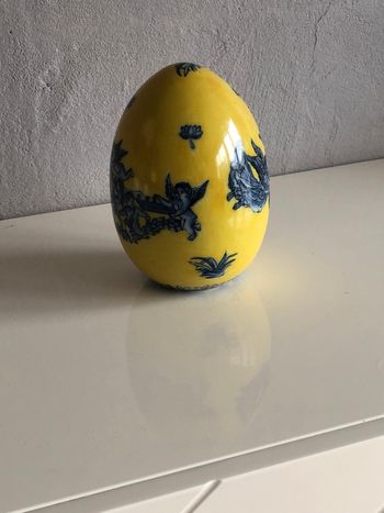 Œuf céramique , porcelaine de 17 cms de hauteur , motifs angelots