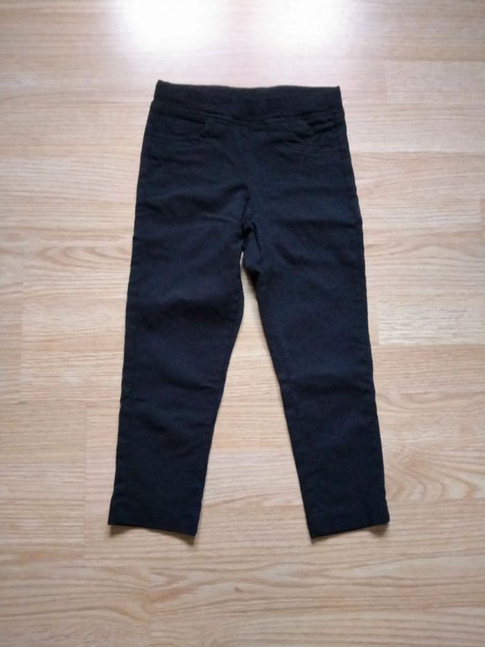 Pantalon noir . Fille. 
Taille 4 ans. Offert pour un lot de 10 Euros
