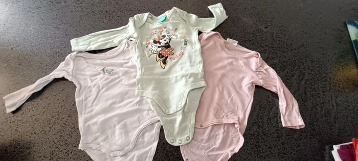 Lot bodies fille taille 6 mois