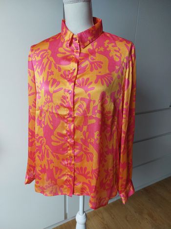 Jolie chemise légèrement satinée