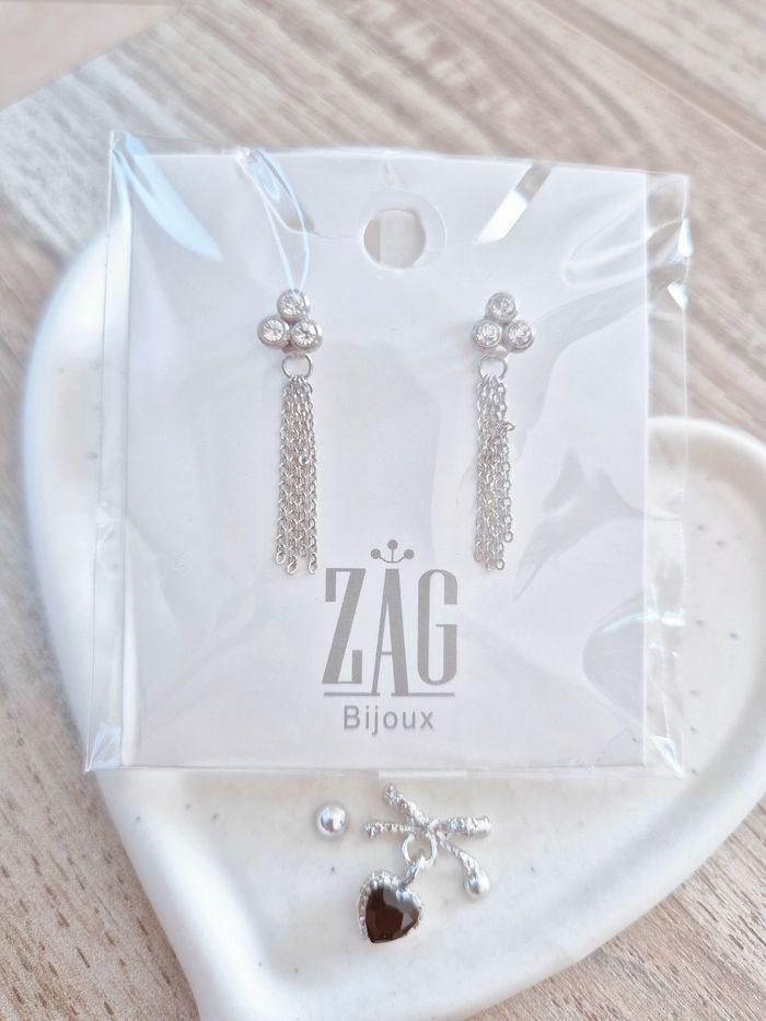 Boucles d'oreilles argentées et zircons Zag - photo numéro 4