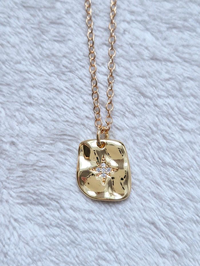 Superbe pendentif et collier doré strass etoile