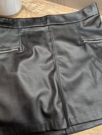 Mini jupe noire simili cuir avec fausses poches zip