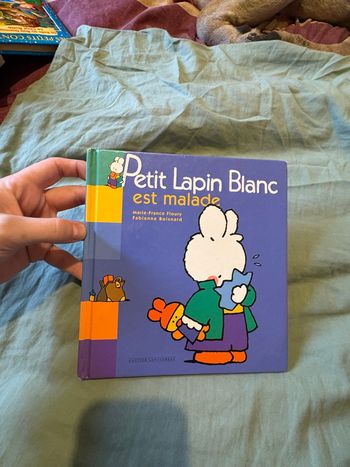 Petit lapin blanc est malade 