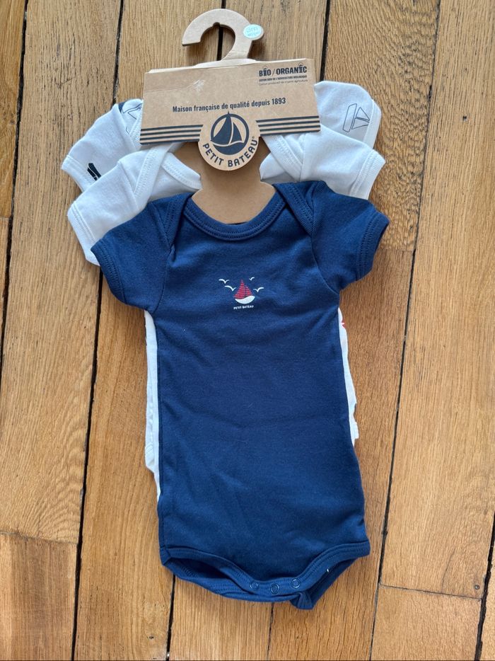Lot de 3 bodies petit bateau neuf 3 mois