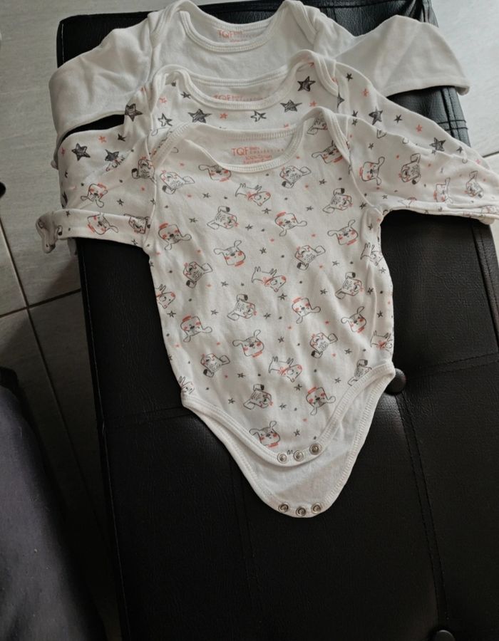 Lot bodies bébé 6 mois - photo numéro 4