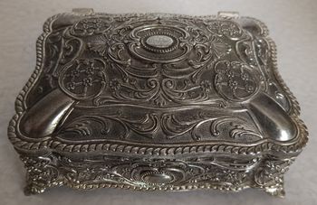 Boîte à bijoux ancienne en métal argenté (intérieur velours noir, dessous bleu)