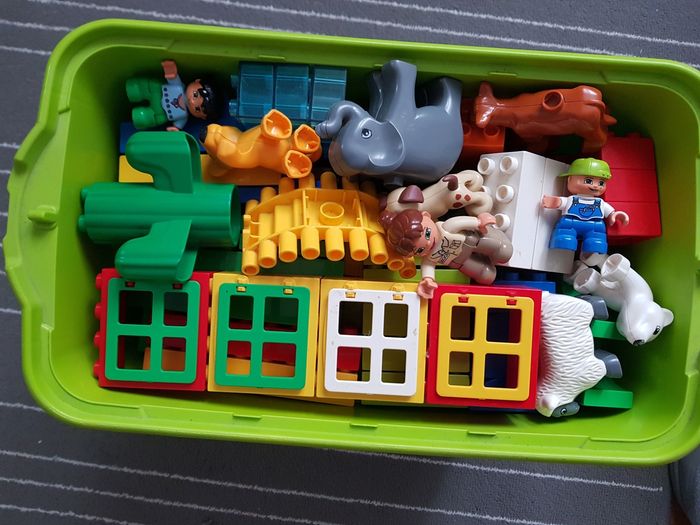 Grande boîte de Lego Duplo - photo numéro 10