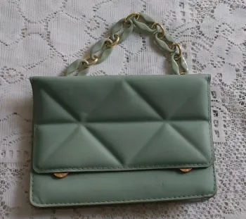 Pochette verte matelassée- élégante avec chaîne dorée, idéal soirée neuf