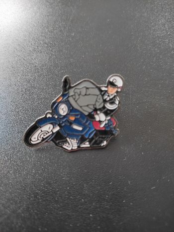 Pin's policier à moto