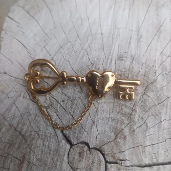 Broche vintage dorée clé