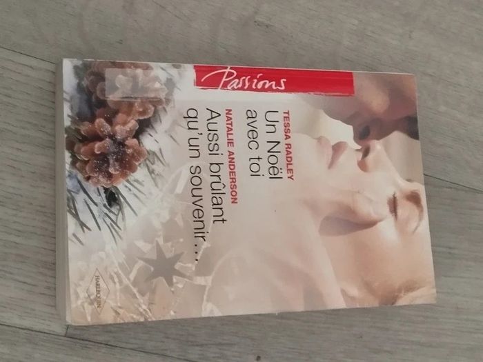 2en1 romans inédits Un noël avec toi et Aussi brûlant qu'un souvenir  7620938929