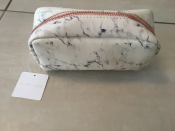 Neuve pochette ou trousse de toilette new look