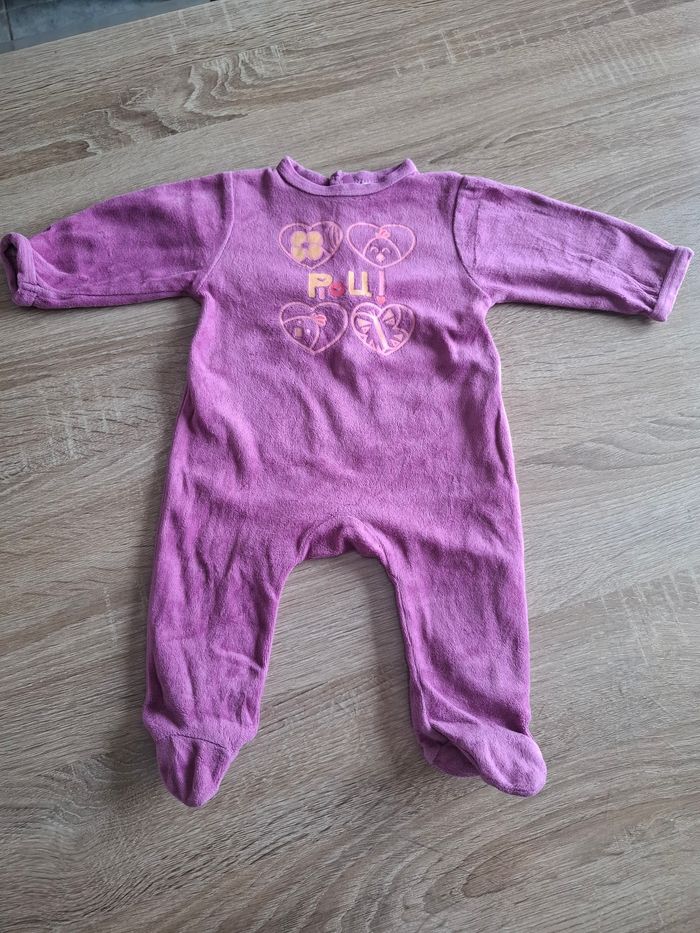 Jolie pyjama fille taille 3mois. Sans Marque. Très bon état
