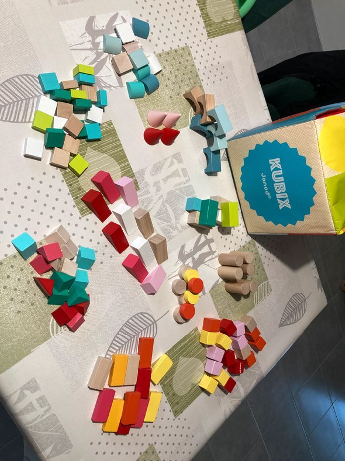 Janod - Kubix, 110 cubes en bois pour construction + tapis (2 à 6 ans) - photo numéro 1