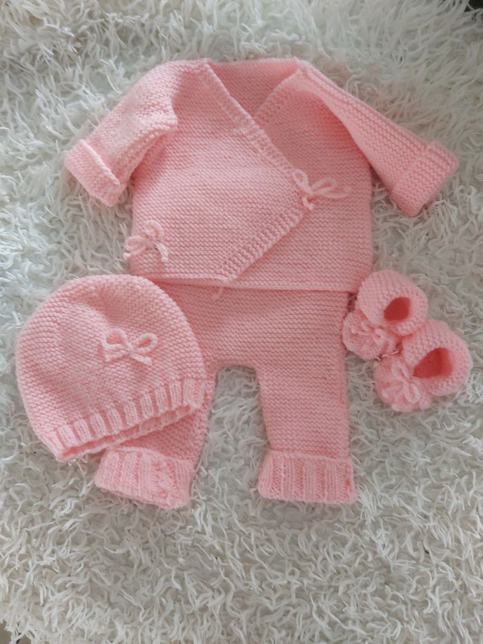 Layette bébé tricotée main