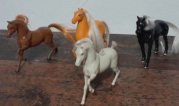 Lot chevaux en plastique.  C. London