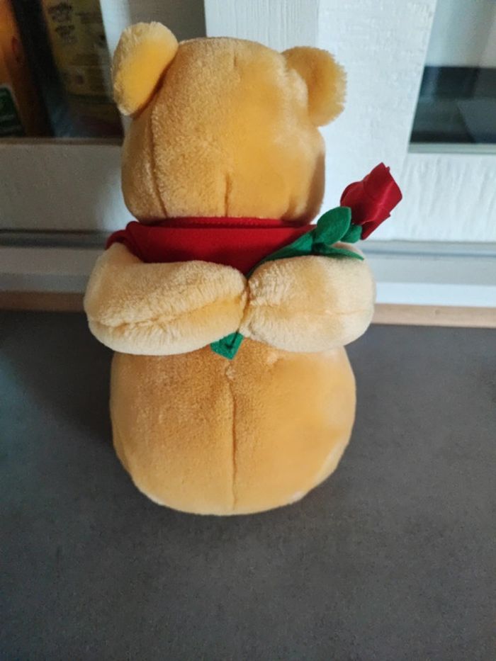 Peluche Winnie l'ourson avec une rose 22 cm - photo numéro 2