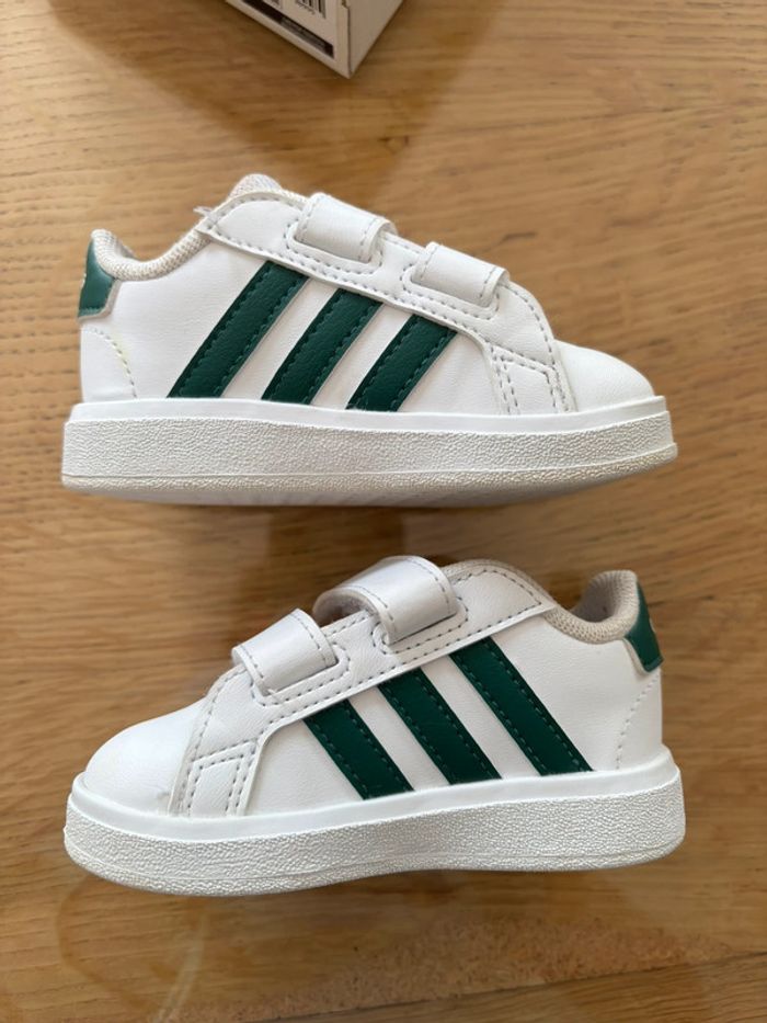Basket garçon blanche et verte adidas T20 - photo numéro 4
