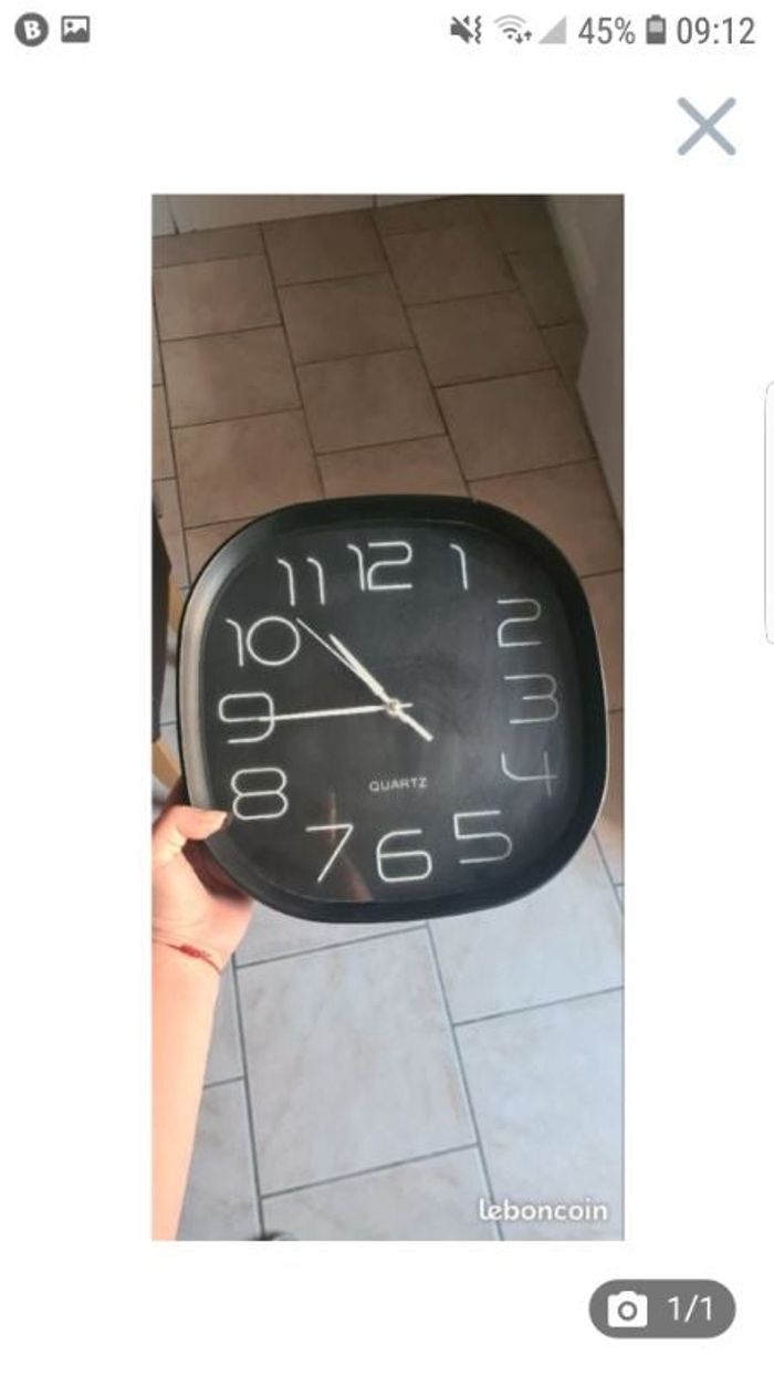 Horloge mural noir.