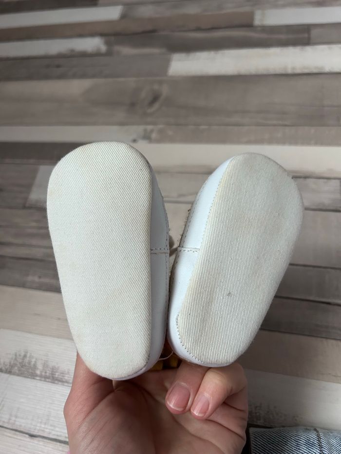 Chaussure montantes bébé taille 3-6 mois - photo numéro 5