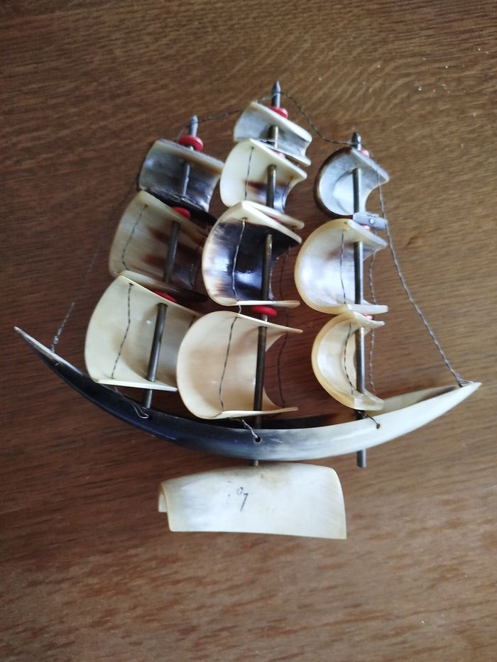 Ancien bateau à cornes