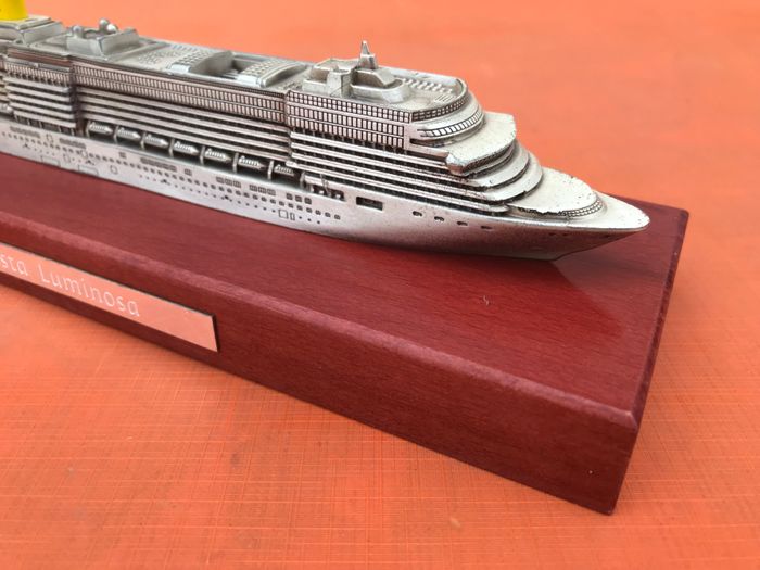 Bateau de Croisière Costa Luminosa Métal argenté patiné Socle en bois finition acajou. - photo numéro 4