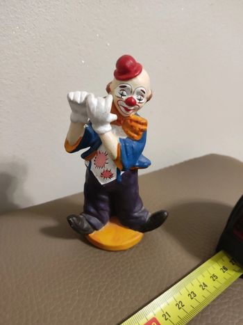 figurine clown