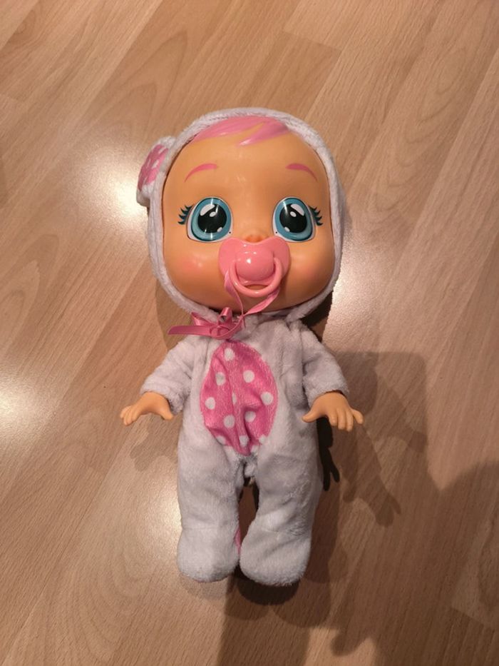 Bébé avec sa tutute et pyjama blanc - gris