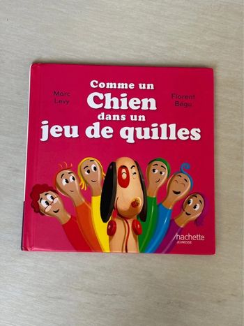 Livre comme un chien dans un jeu de quilles