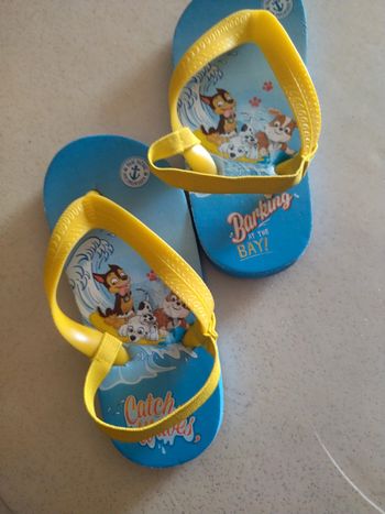 Tongs avec élastiques à l'arrière. Taille 26/27