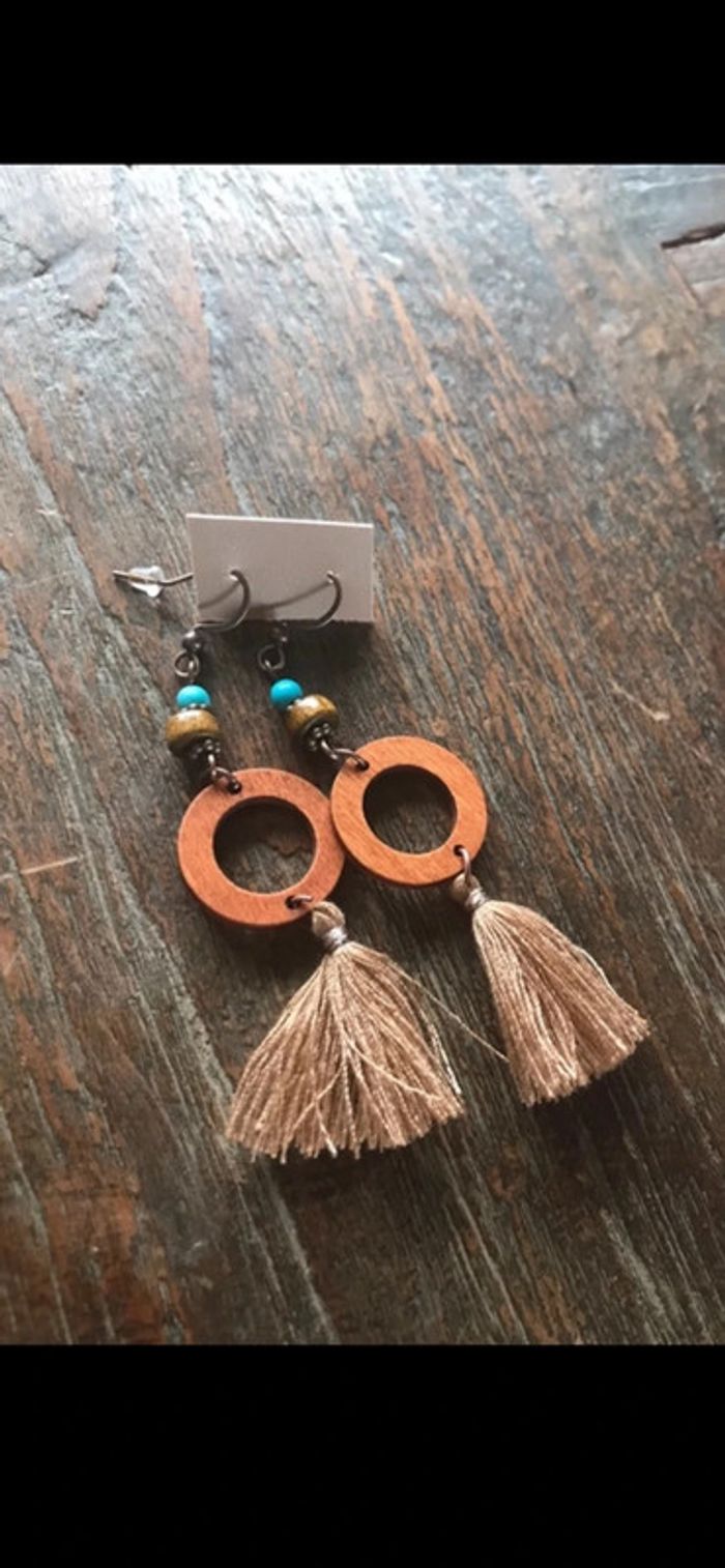 Magnifique paire de boucles d’oreilles avec perles, pompons et bois - photo numéro 3