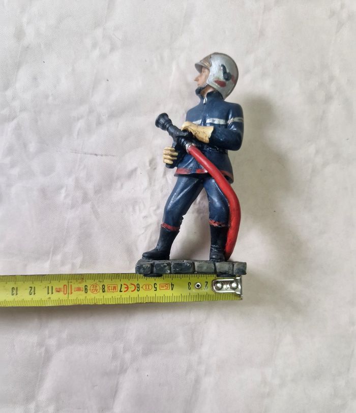 Figurine / statuette , pompier avec sa lance - photo numéro 6