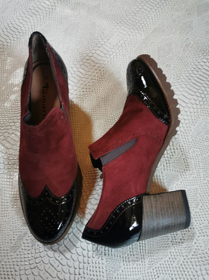 Chaussures à talons noires et bordeaux Tamaris