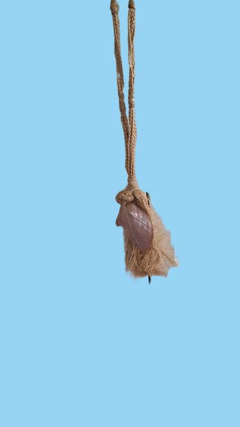 collier avec gros coquillage en nacre rose, en très bon état