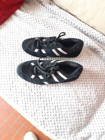 Baskets noires et blanches