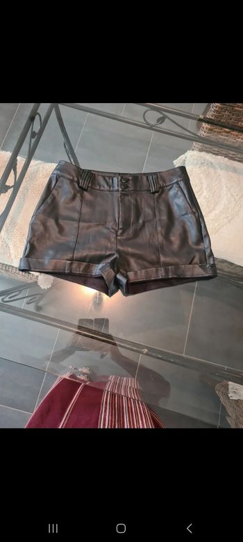 Short en cuir souple noir