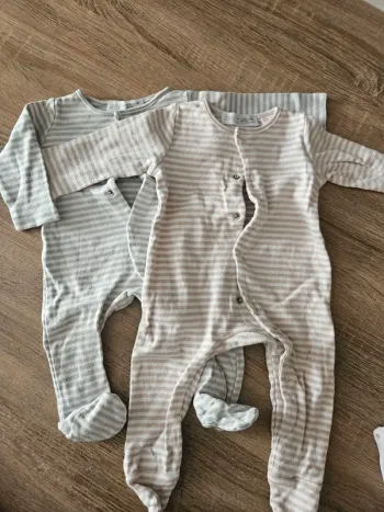 Lot de 2 pyjamas taille 1-3mois 🌸