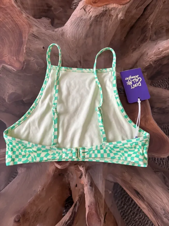 Haut de la photo de Don't call me Jennyfer - photo numéro 2