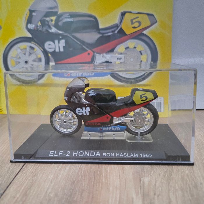 Moto 1:24 avec socle, vitrine et fascicule - photo numéro 1