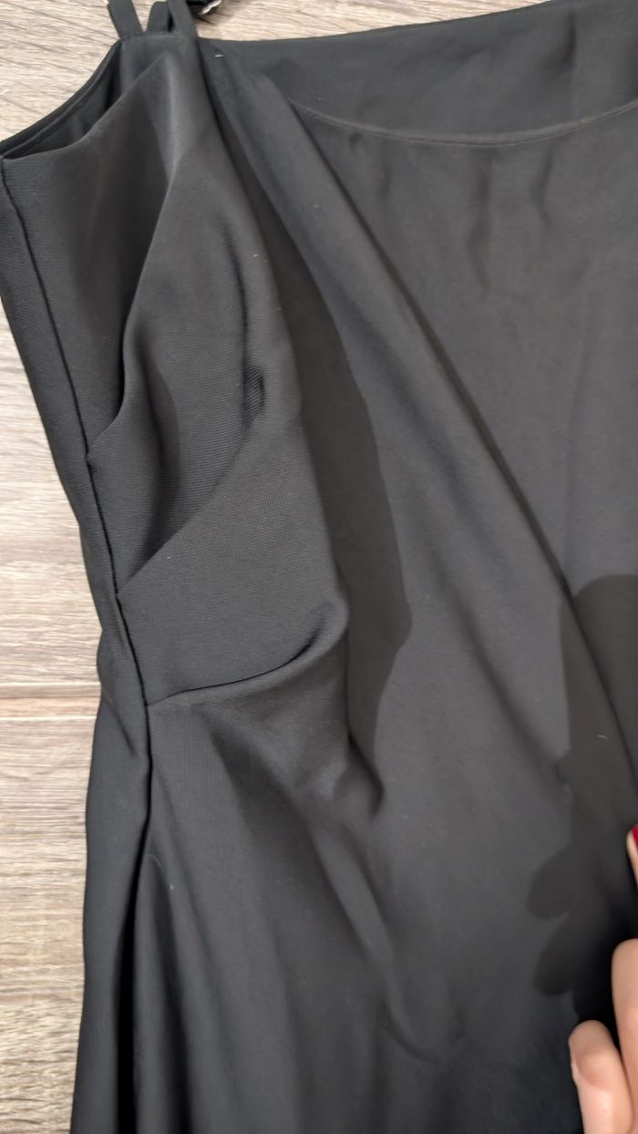 Robe noire élégante à bretelles asymétriques - style minimaliste chic - photo numéro 3