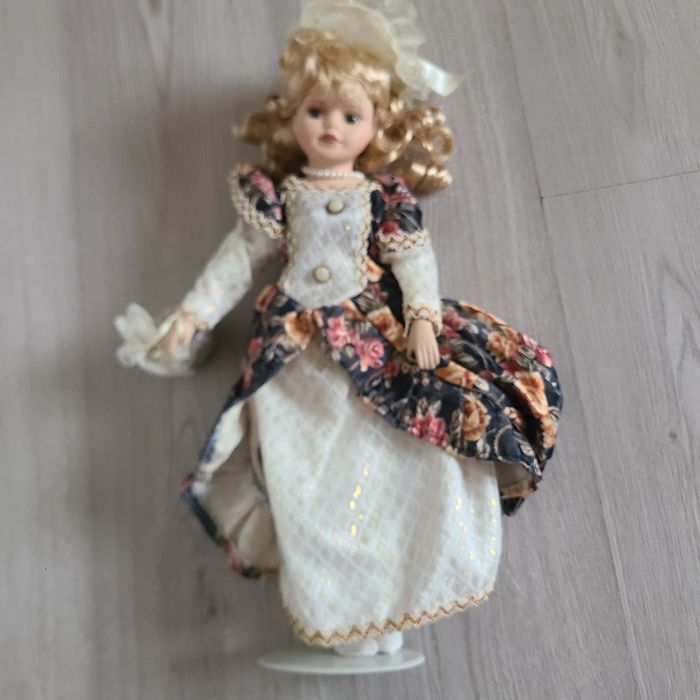 Poupée porcelaine - photo numéro 2