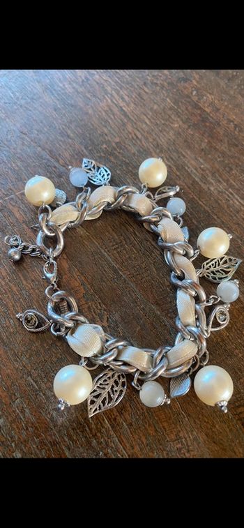 Magnifique bracelet avec strass, tissu, perles et feuilles