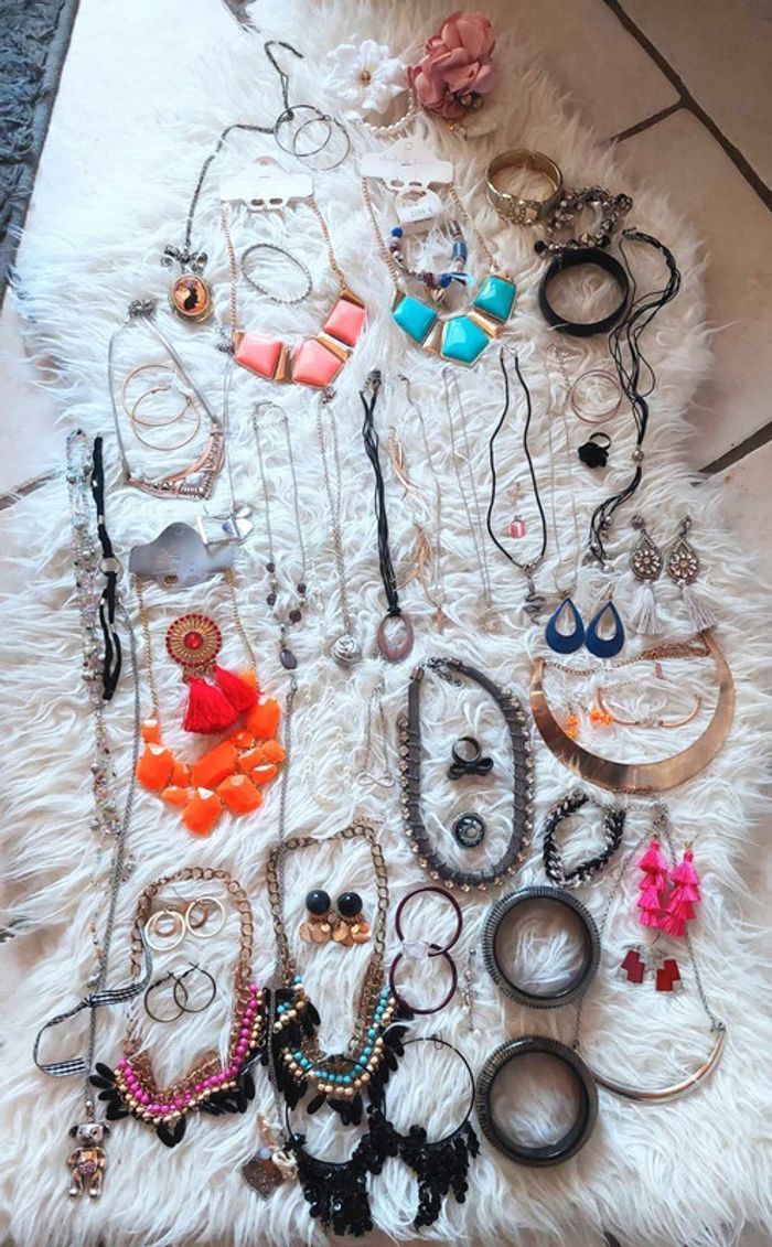 Gros lot bijoux + de 70 (boucles d'oreilles, bracelets, bagues, colliers) H&M Claire's Yves Rocher idéal lot revendeur 💍 - photo numéro 4