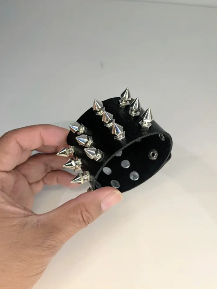Bracelet gothique à pointes – L’accessoire qui impose le respect - photo numéro 4