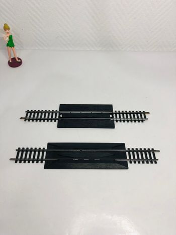 Rail droit avec passage à niveau ref 677 et auto enrailleur ref 678