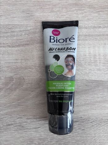Masque visage au charbon bioré