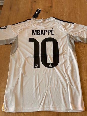 Maillot de foot Real Madrid ( floquée Mbappé) 