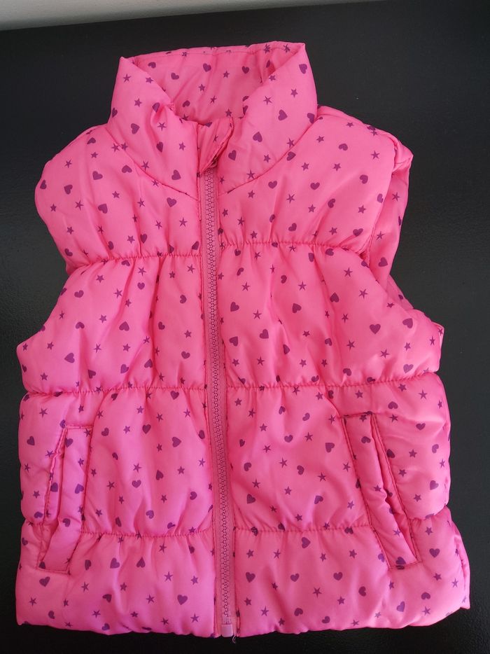 Doudoune sans manches rose à motifs