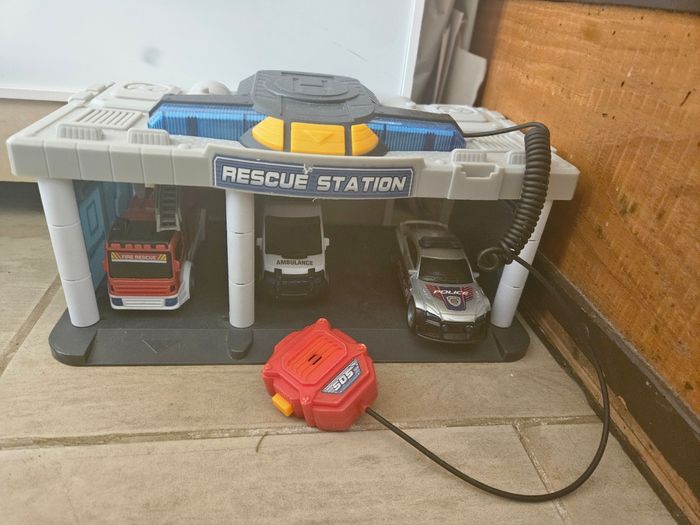 Caserne de pompiers avec gendarme et ambulance